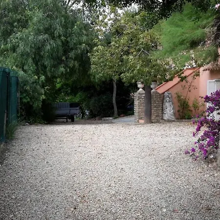 Apartment In Con Terrazzo E Giardino